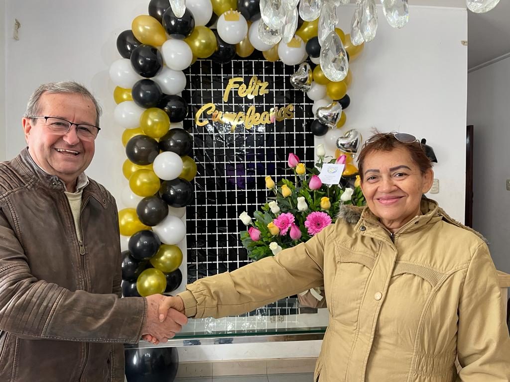 Lucho Molina, alcalde de Miraflores, saluda y felicita en su cumpleaños a Pilar Britto, Presidenta Nacional del Comité del Vaso de Leche