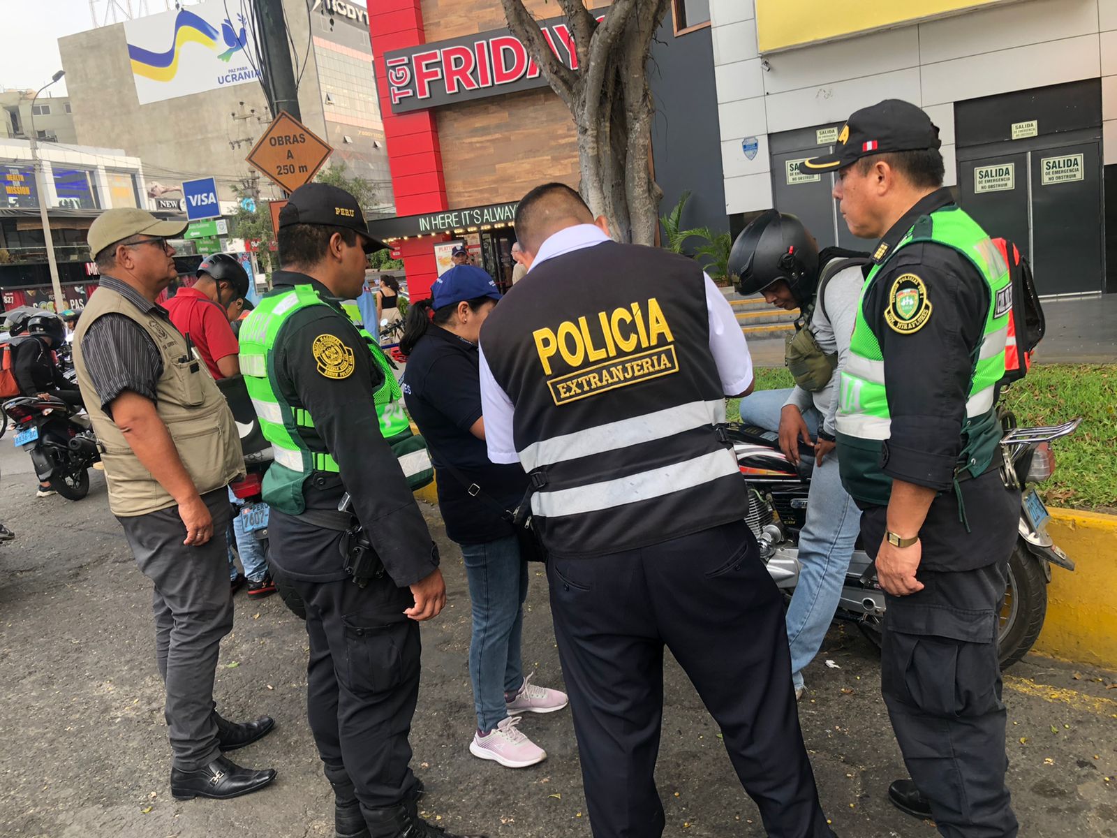 Se realizó operativo de control de identidad a ciudadanos extranjeros, en coordinación con PNP y Migraciones - Municipalidad Distrital de MirafloresMunicipalidad Distrital de Miraflores