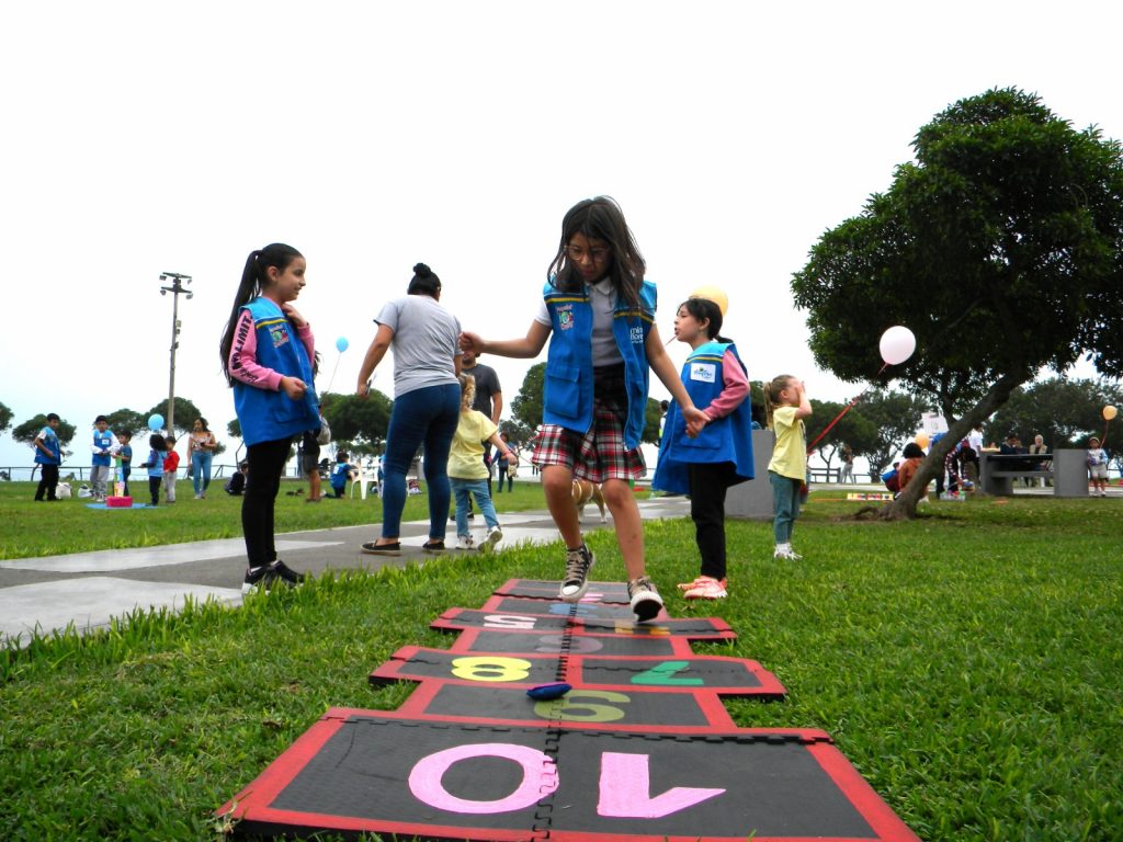 Zona de juegos para niños en actividades al aire libre en el